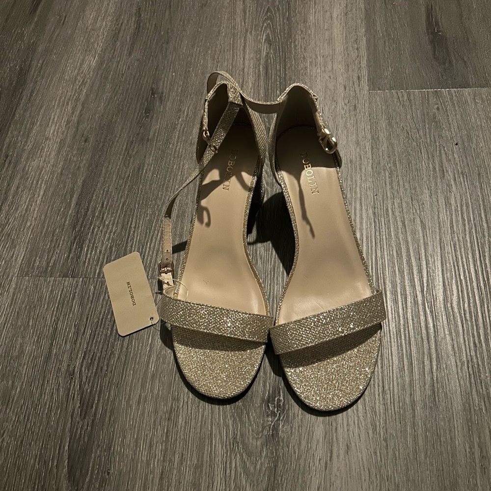 Elegant Gold Women's Sandals - Picture 2 of 4